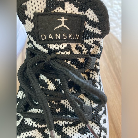 Danskin women’s Ferocity Animal Print slip on sneakers, black & white, size 8 - Picture 2 of 8